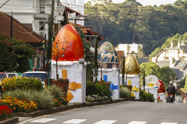 Cleiton Thiele/Serra Press Avenida principal de Gramado decorada com os ovos de páscoa