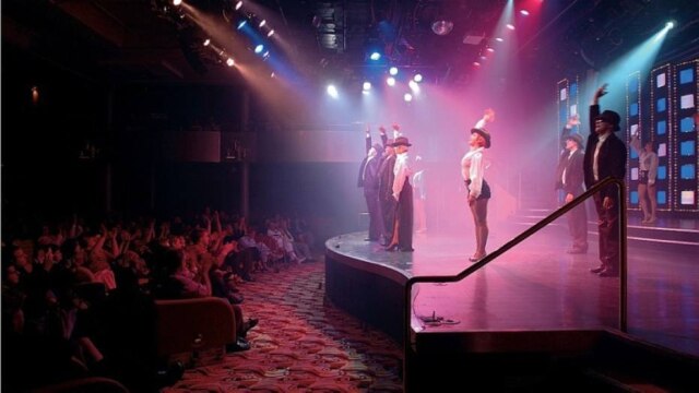 Pullmantur No Sovereign há teatro com shows, discoteca e salão de jogos