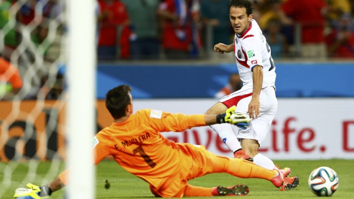 Dominic Ebenbichler /AP - Marco Urena, da Costa Rica, supera o goleiro Muslera no terceiro gol