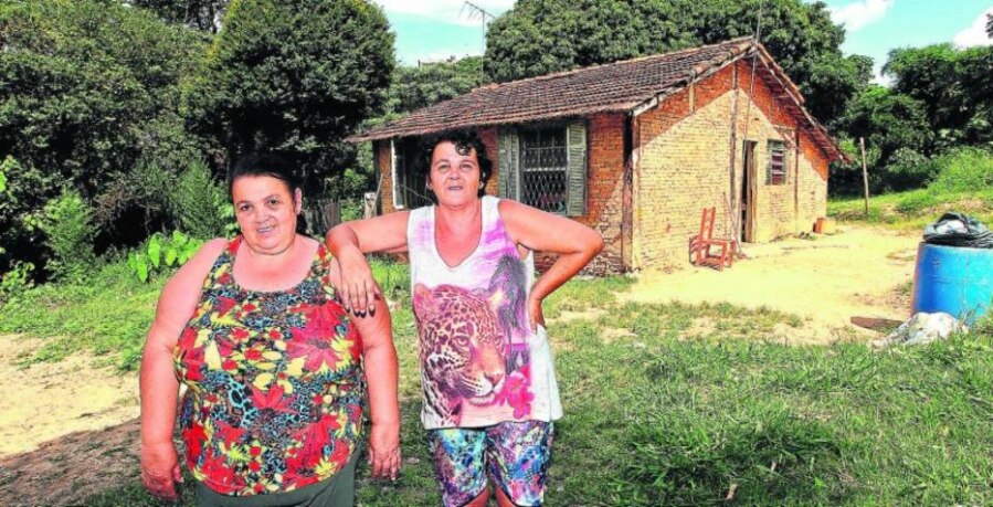 Na casa das irmãs Creusa (E) e Dalva vivem sete pessoas, mas a única renda fixa é do Bolsa Família; benefício é de R$ 300