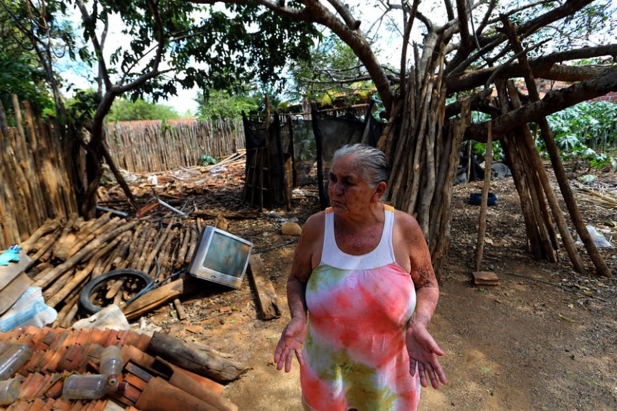 Zilma Ribeiro usa madeira de sua antiga casa para abastecer seu fogão a lenha