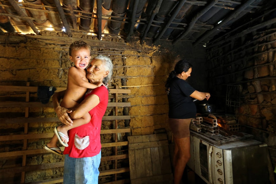  Maria do Céu Costa Silva e sua nora Eliene da Costa Santos vivem na comunidade Km 60, em Limoeiro do Norte
