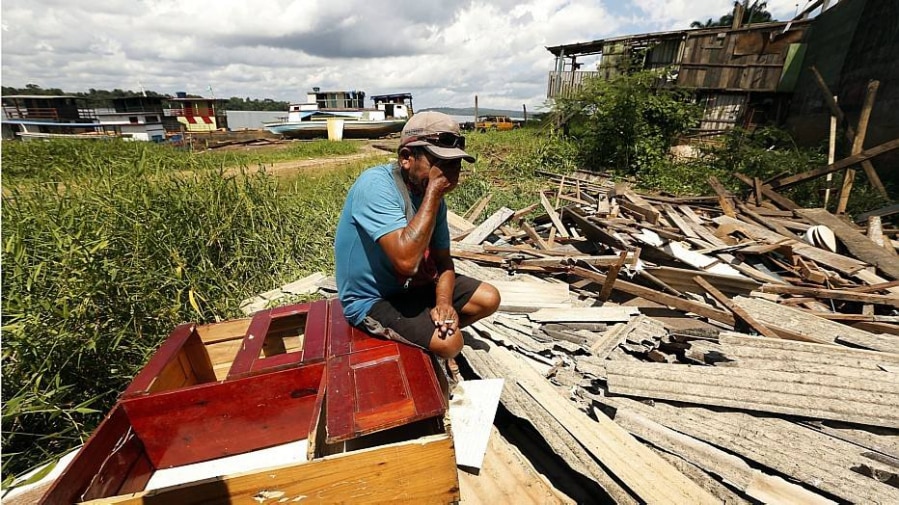 Morador chora ao ver sua casa no chão