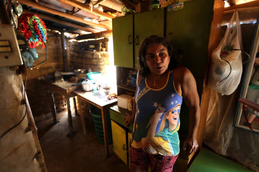 Luzia Ribeiro vive na comunidade de Km 60 na Chapada do Apodi, no município de Linmoeiro do Norte: ela construiu o próprio fogão a lenha