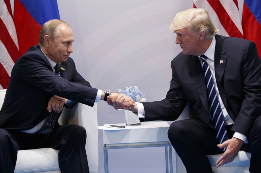 Reunião bilateral entre o presidente dos Estados Unidos, Donald Trump (D), e o presidente da Rússia, Vladimir Putin, começou com aperto de mãos e declarações amistosas - AP Photo/Evan Vucci