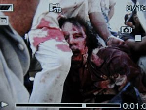 Imagem de v&iacute;deo mostra Kadafi ferido durante captura em Sirte - Philippe Desmazes/AFP