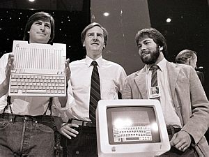 Em 1984, ao lado de John Sculley, presidente e CEO da Apple Coputers, e Steve Wozniak - Sal Veder/Arquivo/AP