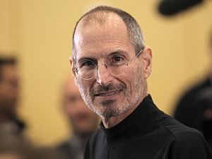Jobs posa para foto depois de apresentar o iPhone 4 em San Francisco - Robert Galbraith/Arquivo/Reuters