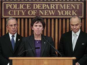 A diretora assistente do FBI em NY, Janice Fedarcyk, fala diante do prefeito Michael Bloomberg e do comiss&aacute;rio da pol&iacute;cia, Ray Kelly - Brendan McDermid/Reuters