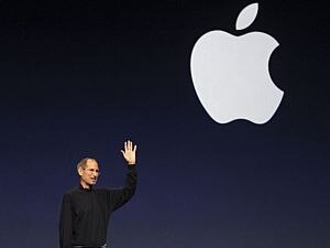Steve Jobs na apresenta&ccedil;&atilde;o do Ipad 2, uma de suas &uacute;ltimas apari&ccedil;&otilde;es &agrave; frente da empresa - Beck Diefenbach/Arquivo/Reuters