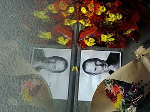 Flores e uma fotografia de Jobs diante de uma loja da Apple em Boston, Massachusetts  - Brian Snyder/Reuters