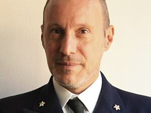 Oficial que repreendeu comandante de navio vira her&oacute;i na It&aacute;lia