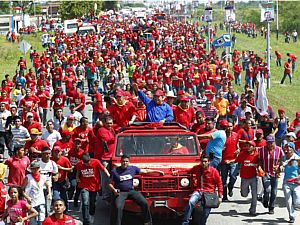 Ch&aacute;vez marcha de sua cidade natal a Caracas para mobilizar base eleitoral