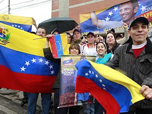 Sob cen&aacute;rio incerto, venezuelanos v&atilde;o &agrave;s urnas e amea&ccedil;am poder de Ch&aacute;vez
