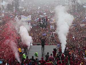 Veja imagens das campanhas políticas de Chávez e Capriles
