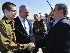 Shalit &eacute; recebido em Tel Nof pelo ministro da Defesa de Israel, Ehud Barak, ao lado, o premi&ecirc; Benjamin Netanyahu - Ariel Hermoni/Efe
