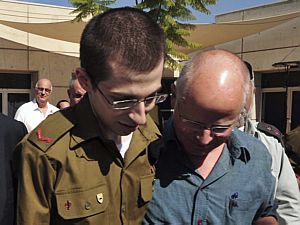 Gilad Shalit reencontra a fam&iacute;lia em uma base militar no centro de Israel - Ariel Hermoni/Efe