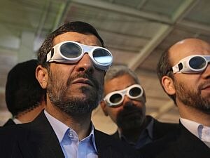 O presidente Mahmud Ahmadinejad, do Ir&atilde;, em visita a exposi&ccedil;&atilde;o de tecnologia a laser em Teer&atilde; - Efe