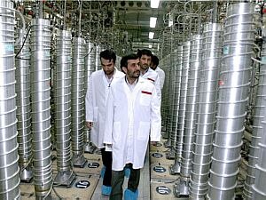 Ahmadinejad inspeciona a usina de Natanz, em foto de 2007 - Divulga&ccedil;&atilde;o/Governo do Ir&atilde;