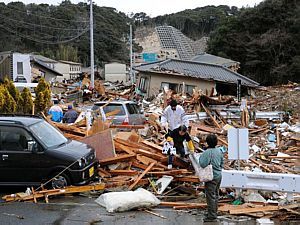 Destruição na cidade de Fukushima, uma das mais castigadas - Kyodo News/AP Destruição na cidade de Fukushima, uma das mais castigadas - Kyodo News/AP