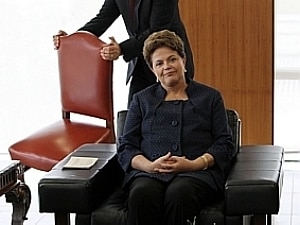 Dilma confronta Comissão e mantém ministro na pasta