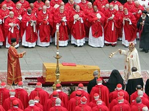 Funeral aconteceu na praça de São Marcos, no Vaticano, e reuniu um multidão de fieis - Andrew Medichini/AP Funeral aconteceu na praça de São Marcos, no Vaticano, e reuniu um multidão de fieis - Andrew Medichini/AP