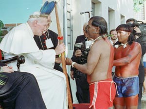 O encontro do pontífice com índios brasileiros. João Paulo II usou adorno típico dos nativos. - Estadão O encontro do pontífice com índios brasileiros. João Paulo II usou adorno típico dos nativos. - Estadão