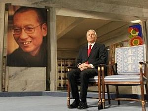 Foto de Liu aparece ao lado de cadeira vazia em cerim&ocirc;nia de entrega do Nobel, ao qual ele faltou - dIVULGA&Ccedil;&Atilde;O