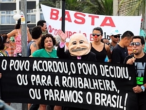 Na Avenida Boa Viagem, manifestantes pediram o fim do voto secreto - Carlos Mazella / Fotoarena Na Avenida Boa Viagem, manifestantes pediram o fim do voto secreto - Carlos Mazella / Fotoarena