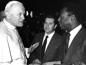 Encontro histórico entre Pelé e o papa João Paulo II , no Vaticano pouco após a posse - Vaticano/Reuters Encontro histórico entre Pelé e o papa João Paulo II , no Vaticano pouco após a posse - Vaticano/Reuters