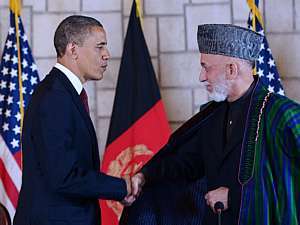 Barack Obama e Hamid Karzai assinam acordo de parceria