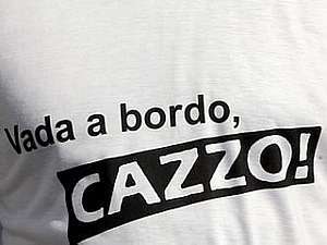 Camisetas com a frase ‘Volte a bordo, c…!’ s&atilde;o vendidas na It&aacute;lia