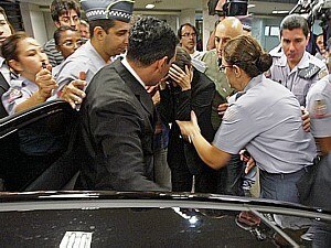 Ana de Hollanda, com as mãos na cabeça, entra no carro oficial após a confusão - JF Diorio/AE Ana de Hollanda, com as mãos na cabeça, entra no carro oficial após a confusão - JF Diorio/AE