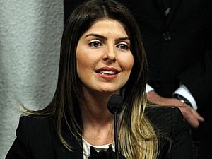 Mulher de Carlinhos Cachoeira paga fiança de R$ 100 mil