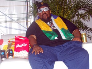 Afrika Bambaataa faz uma boquinha ap&oacute;s o show, veja esta e outras fotos do backstage - Divulga&ccedil;&atilde;o