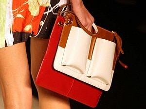 Bolsas nunca saem de moda. Para este verão, o formato quadrado é uma das tendências - Daniel Teixeira/AE Bolsas nunca saem de moda. Para este verão, o formato quadrado é uma das tendências - Daniel Teixeira/AE