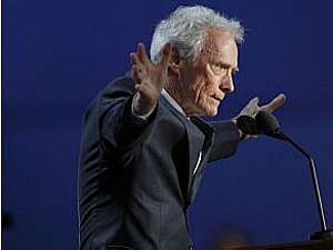Clint Eastwood rouba a cena na noite da nomea&ccedil;&atilde;o de Romney