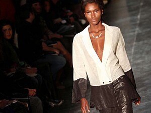 O modelo é o que pauta as roupas femininas desta estação; alguns até o umbigo - Evelson de Freitas/AE O modelo é o que pauta as roupas femininas desta estação; alguns até o umbigo - Evelson de Freitas/AE