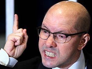 Demóstenes Torres tem mandato cassado no Senado