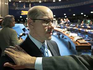 Dem&oacute;stenes Torres deixa a toca e critica proposta de Dilma