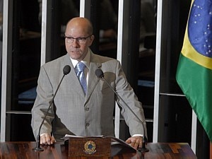 Senador cai, mas marca fica