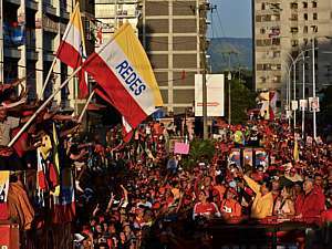 Chávez e Capriles pedem 'avalanche e furacão' de votos