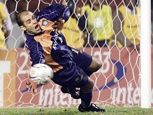 Pênalti de Marcelinho na semi da Libertadores - Paulo Whitaker/Reuters - 6/6/2000 Pênalti de Marcelinho na semi da Libertadores - Paulo Whitaker/Reuters - 6/6/2000