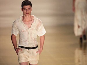 Rapazes podem apostar em tons claros como o branco e o off white - Daniel Teixeira/AE Rapazes podem apostar em tons claros como o branco e o off white - Daniel Teixeira/AE