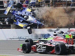 Mike Conway escapa quase ileso de batida - Larry Papke/Reuters - 30/05/2010