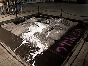 Memorial de Rabin foi atacado por manifestante - Oliver Weiken/Efe