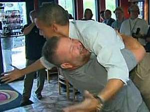 Obama é erguido do chão com abraço em pizzaria na Flórida