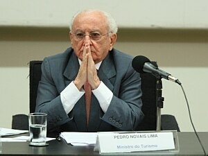 Esc&acirc;ndalos derrubam Pedro Novais