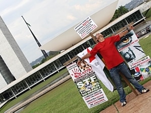 Empresário mineiro André Luiz faz protesto contra a corrupção em frente ao Congresso Nacional - Beto Barata / AE Empresário mineiro André Luiz faz protesto contra a corrupção em frente ao Congresso Nacional - Beto Barata / AE