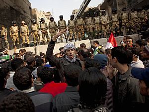 Militares e manifestantes voltaram a se enfrentar na Praça Tahrir - Bernat Armangue/AP Militares e manifestantes voltaram a se enfrentar na Praça Tahrir - Bernat Armangue/AP